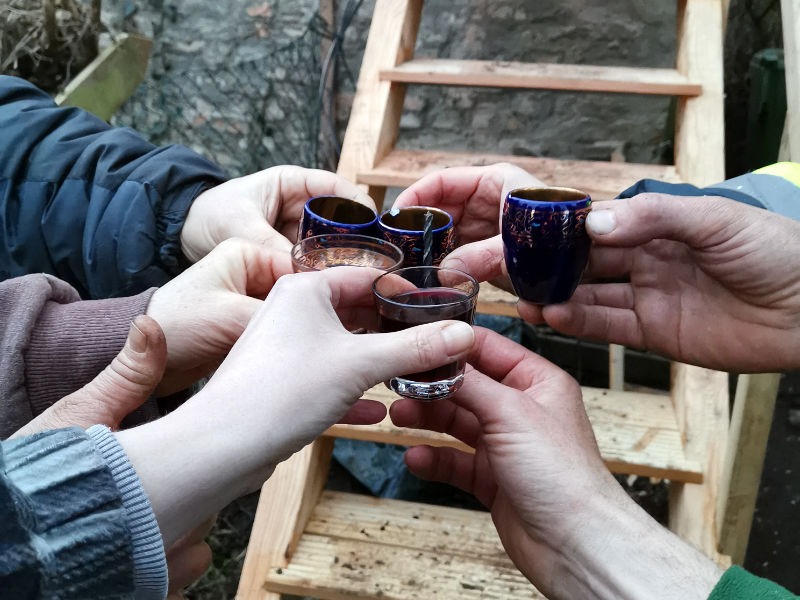 Anstoßen mit Aronia Likör