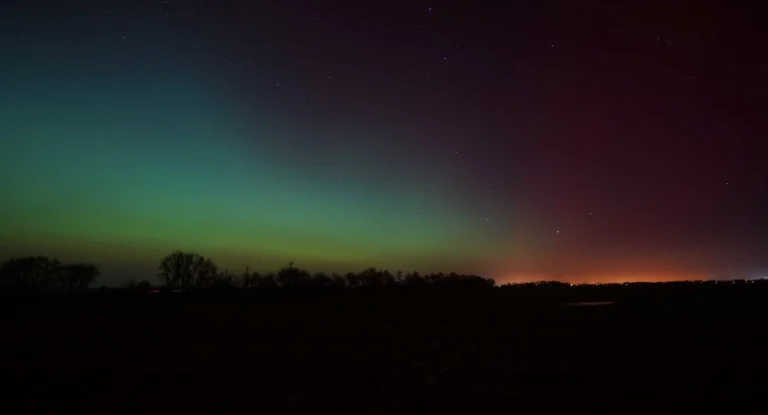 Nordlichter (Aurora Borealis) über Alt Ungnade mit grünen und roten Lichtbändern am Nachthimmel