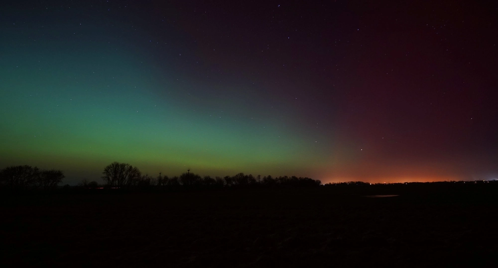 Nordlichter in Alt Ungnade Nordlichter (Aurora Borealis) über Alt Ungnade mit grünen und roten Lichtbändern am Nachthimmel