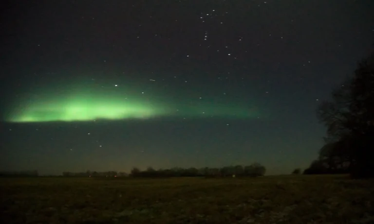 Nordlichter (Aurora Borealis) über Alt Ungnade mit grünen und roten Lichtbändern am Nachthimmel