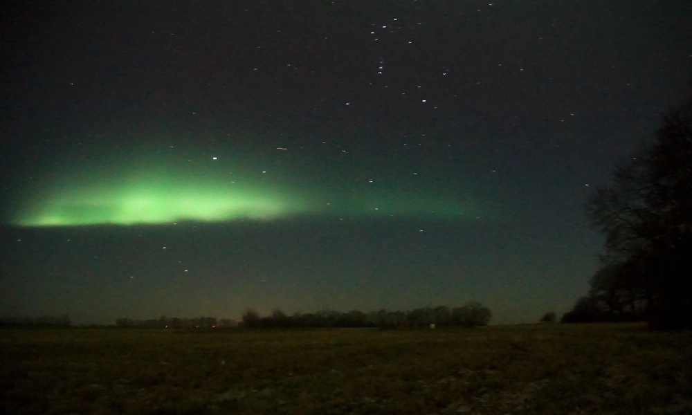 Nordlichter in Alt Ungnade Nordlichter (Aurora Borealis) über Alt Ungnade mit grünen und roten Lichtbändern am Nachthimmel