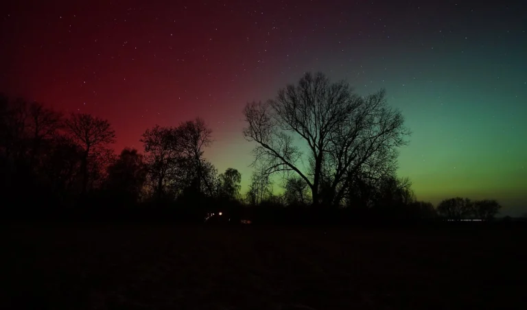 Nordlichter (Aurora Borealis) über Alt Ungnade mit grünen und roten Lichtbändern am Nachthimmel