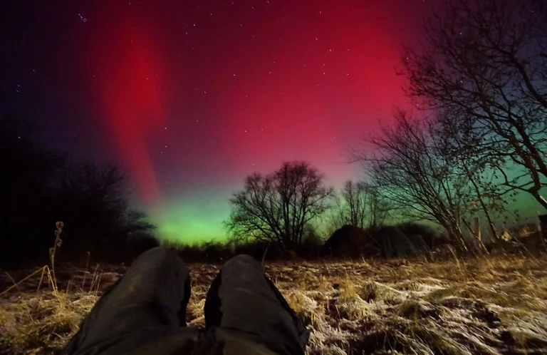 Nordlichter (Aurora Borealis) über Alt Ungnade mit grünen und roten Lichtbändern am Nachthimmel
