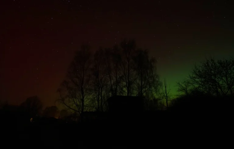 Nordlichter (Aurora Borealis) über Alt Ungnade mit grünen und roten Lichtbändern am Nachthimmel