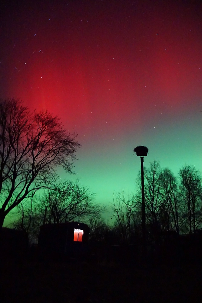 Nordlichter in Alt Ungnade Nordlichter (Aurora Borealis) über Alt Ungnade mit grünen und roten Lichtbändern am Nachthimmel